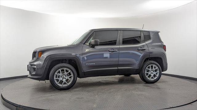 Used 2023 Jeep Renegade Latitude AWD/4WD image 3