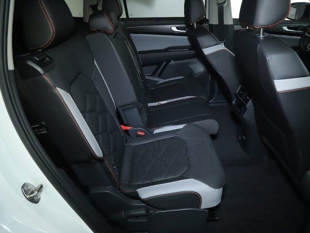 Used 2025 Volkswagen Atlas Peak Edition SE AWD/4WD image 35