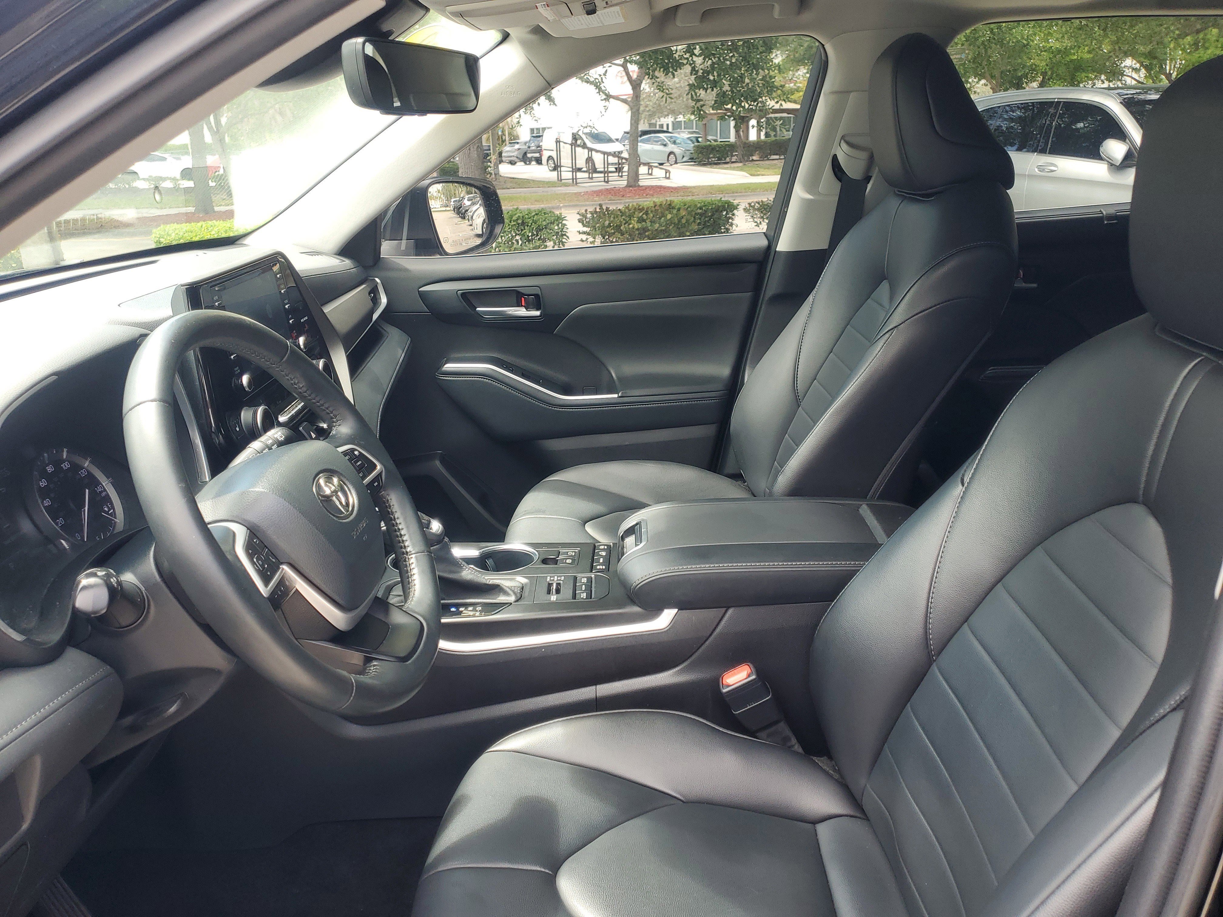Used 2022 Toyota Highlander XLE AWD/4WD image 17