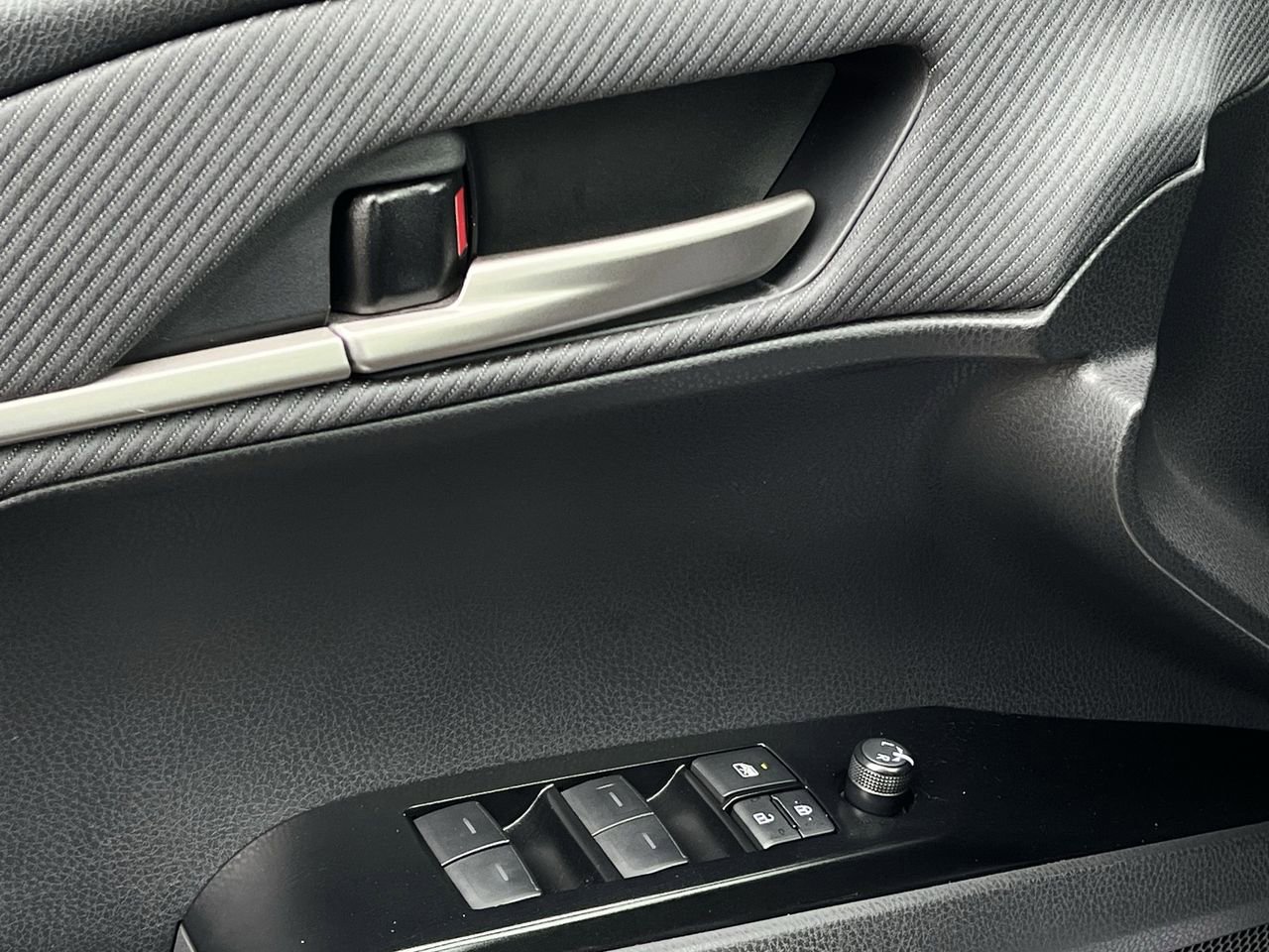 Used 2025 Toyota Camry SE w/ Convenience Package image 21