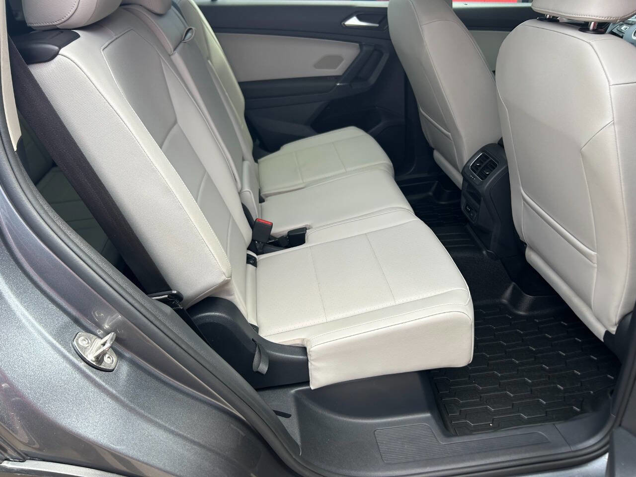 Used 2018 Volkswagen Tiguan SEL w/ 3rd Row Seat Package image 25