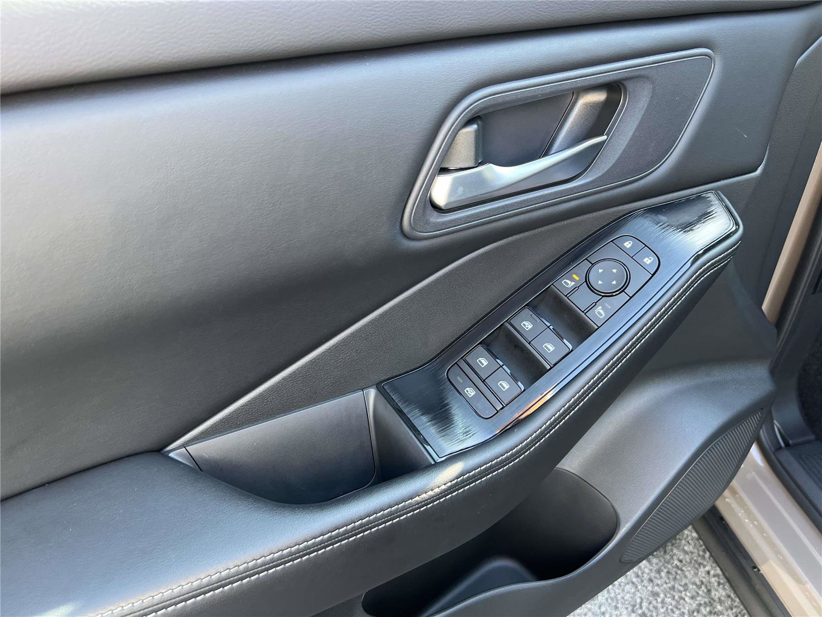 Used 2025 Nissan Rogue SV image 22