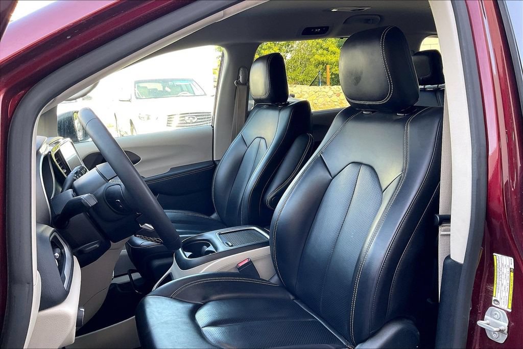 Used 2023 Chrysler Pacifica Touring-L FWD image 24