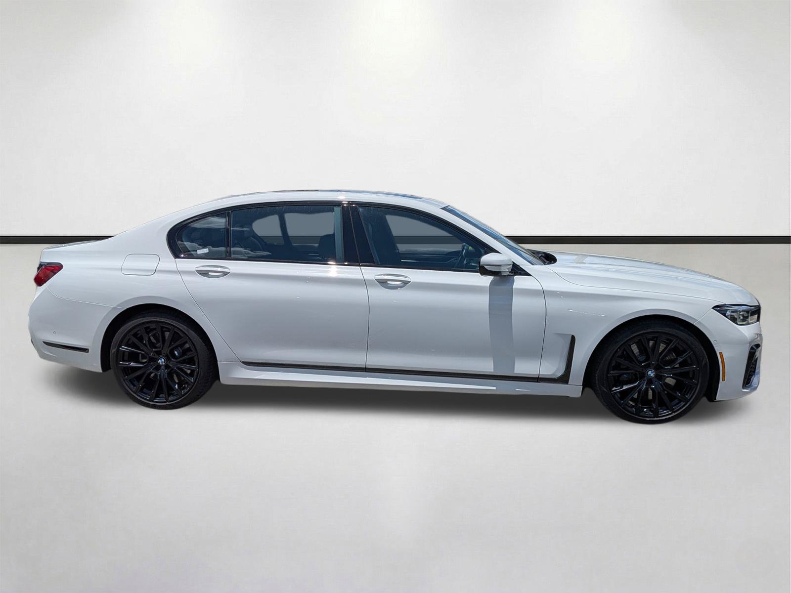 Used 2022 BMW 740i w/ M Sport Package RWD image 3