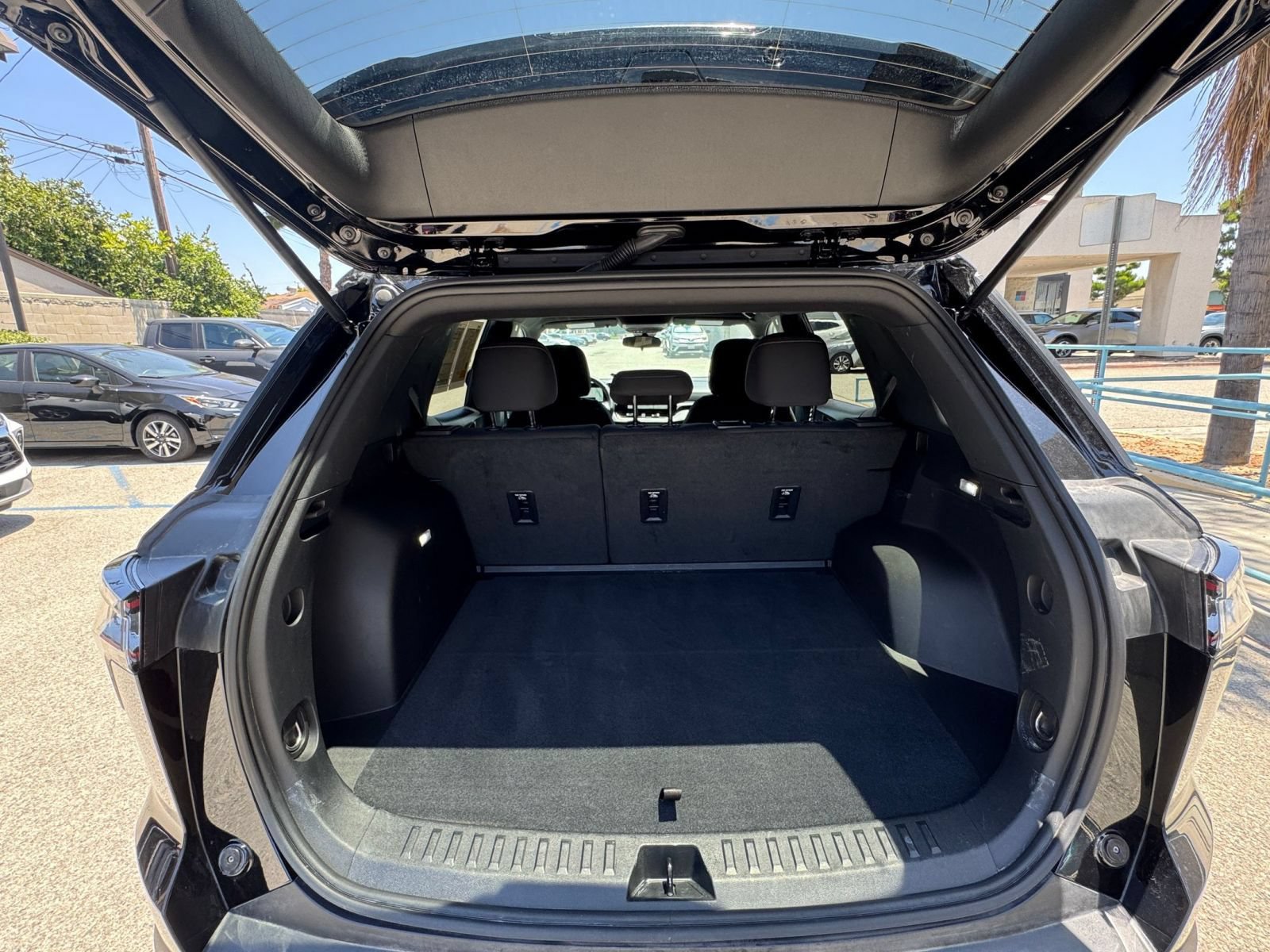 Used 2025 Chevrolet Equinox LT FWD image 32