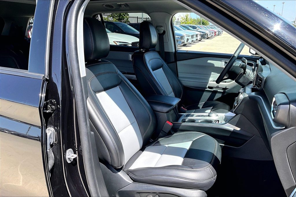 Used 2024 Ford Explorer XLT w/ Equipment Group 202A RWD image 9