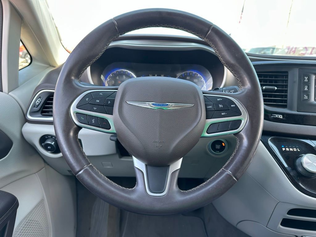 Used 2017 Chrysler Pacifica Touring-L image 23