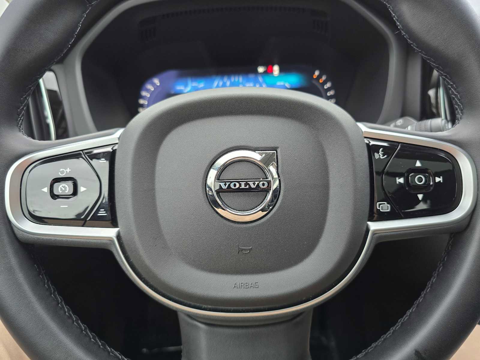 Certified 2025 Volvo XC60 B5 Plus image 25