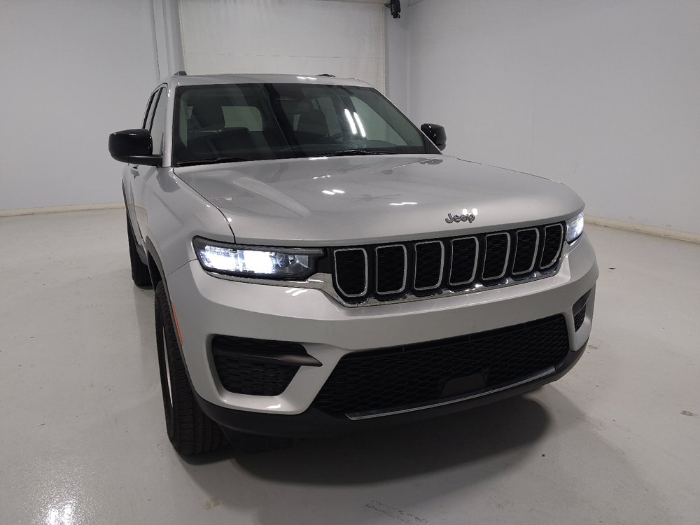 Used 2023 Jeep Grand Cherokee Laredo AWD/4WD image 14