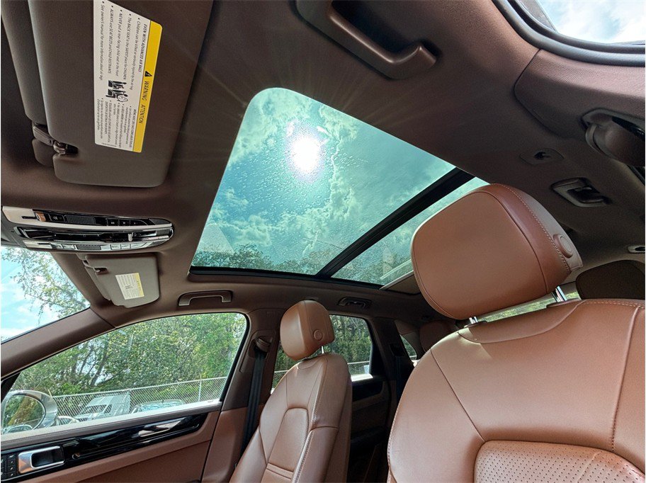 Used 2022 Porsche Cayenne AWD/4WD image 18
