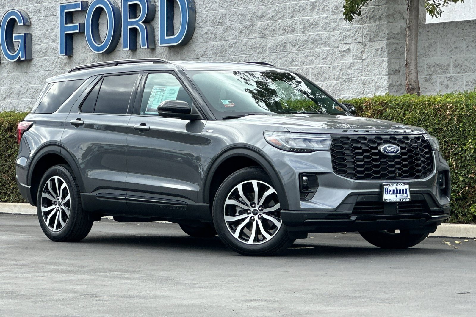 Used 2025 Ford Explorer ST-Line image 2