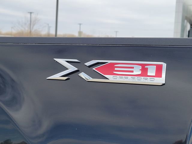 Used 2022 GMC Sierra 3500 SLT w/ SLT Convenience Package image 10