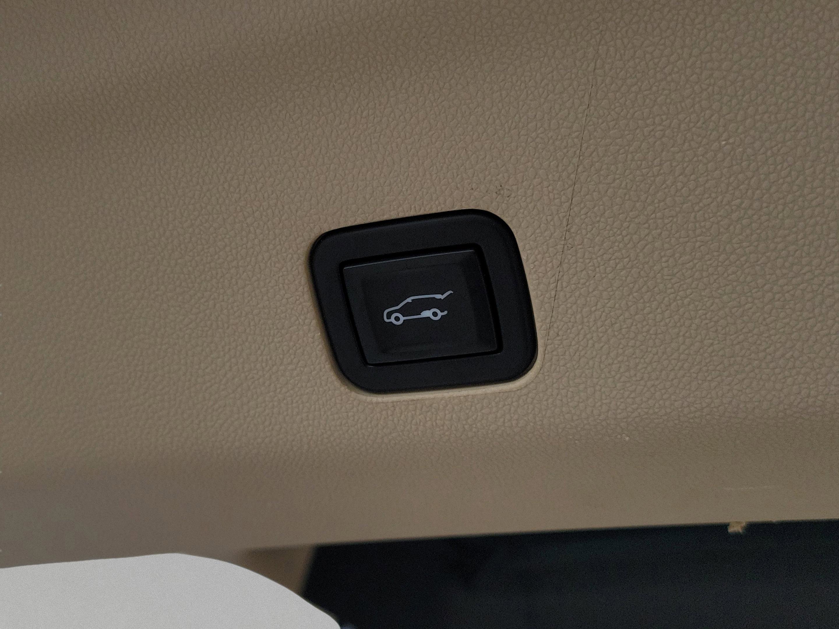 Used 2022 Cadillac Escalade Premium Luxury image 11