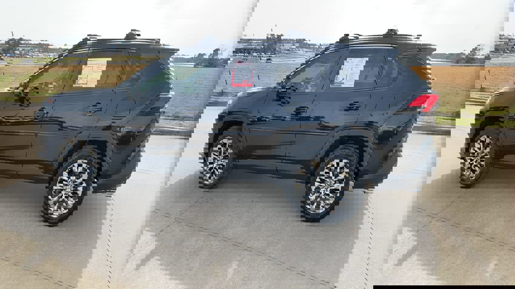 Used 2021 Toyota RAV4 XLE Premium image 6