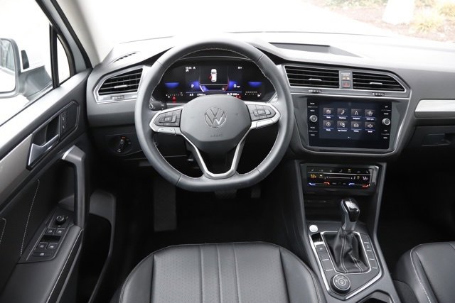 Used 2023 Volkswagen Tiguan SE w/ Panoramic Sunroof Package image 18