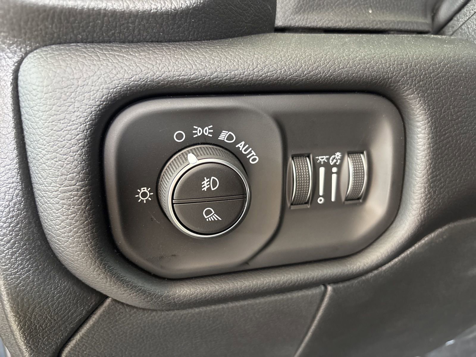 Used 2026 RAM 2500 Laramie AWD/4WD image 15