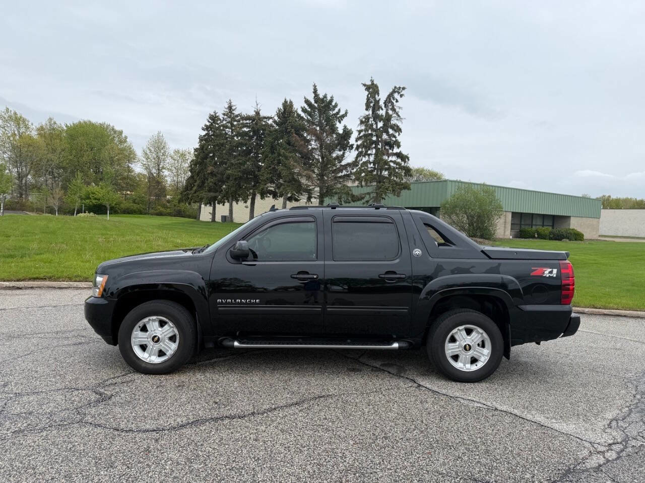 Used 2013 Chevrolet Avalanche LT w/ Suspension Package, Off-Road AWD/4WD image 2