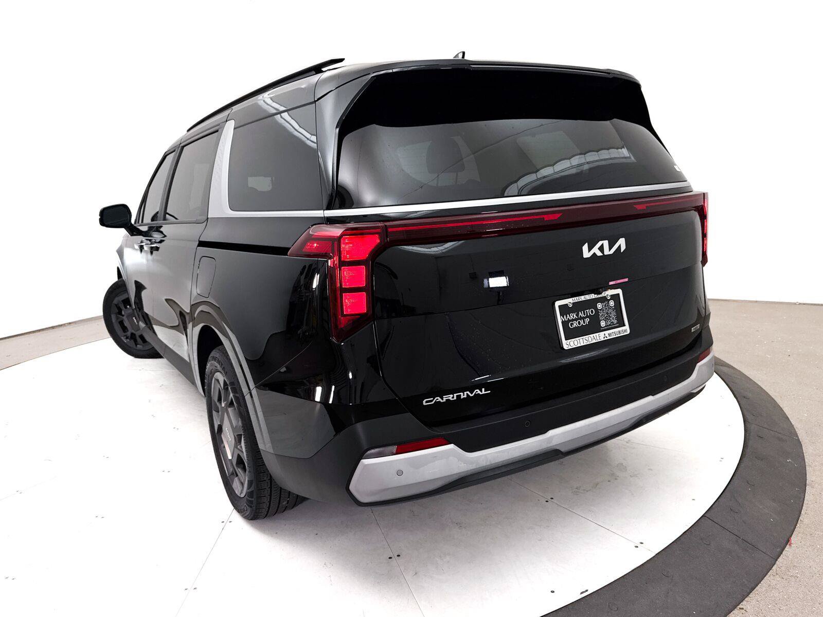 Used 2025 Kia Carnival EX FWD image 7