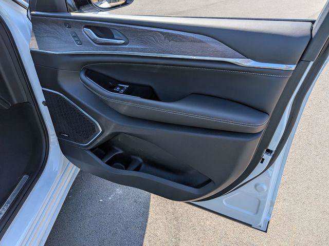 Certified 2024 Jeep Grand Cherokee Overland w/ Luxury Tech Group IV AWD/4WD image 26