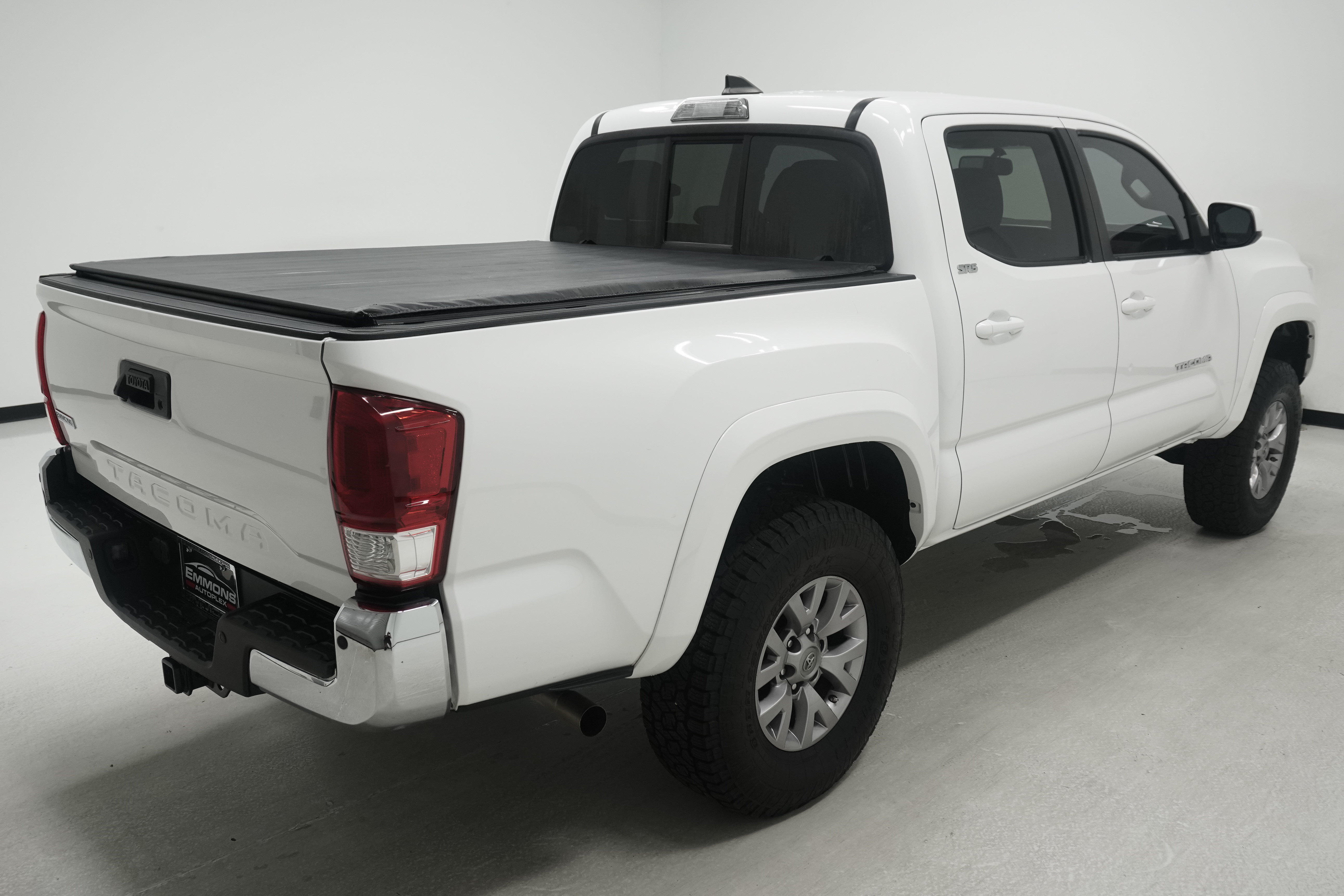 Used 2017 Toyota Tacoma SR5 w/ Tow Package RWD image 4