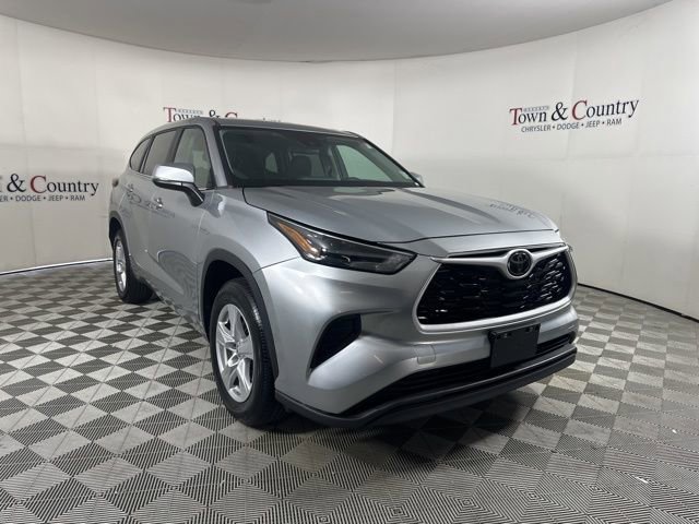 Used 2023 Toyota Highlander L image 3