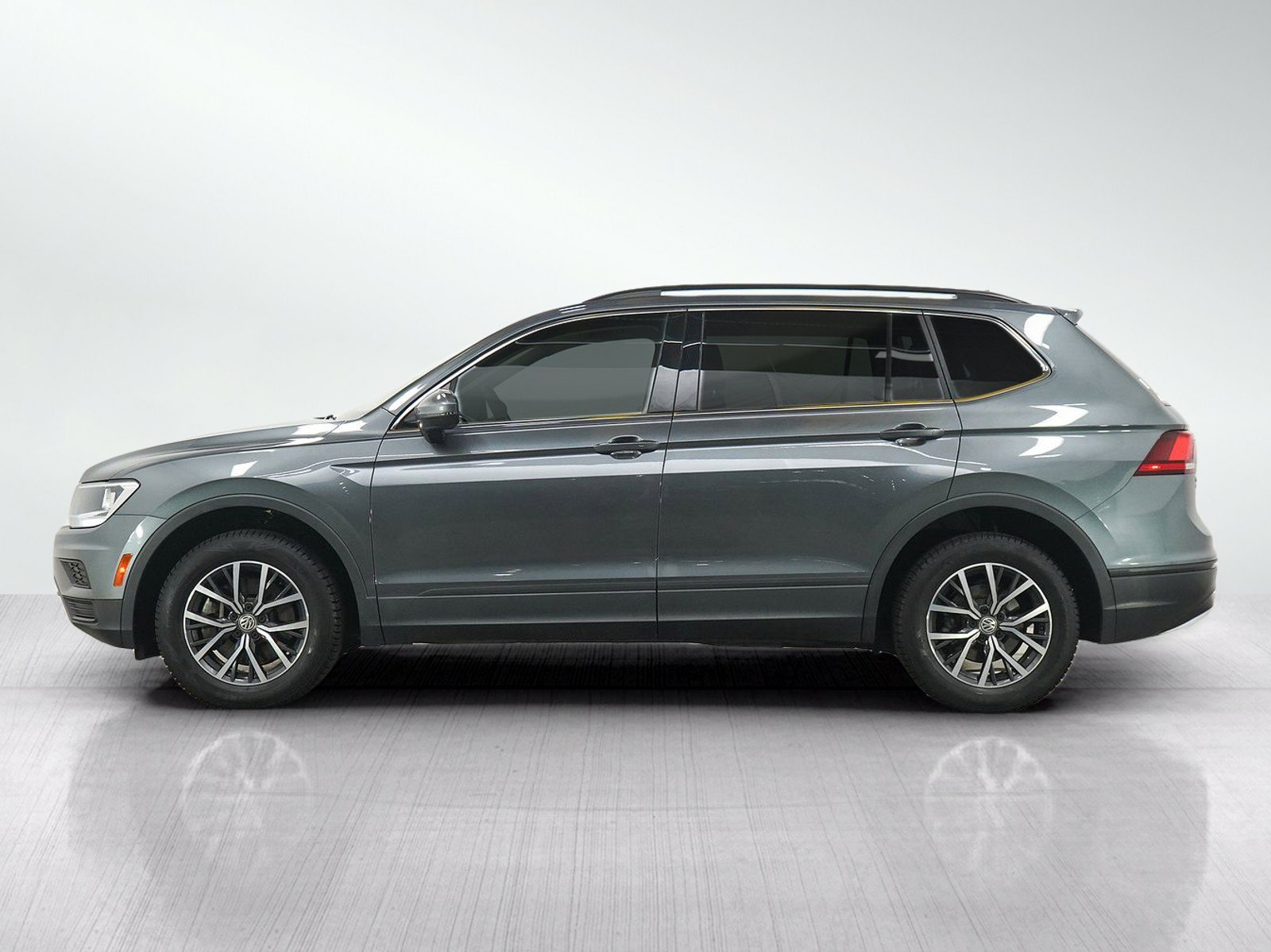 Used 2019 Volkswagen Tiguan SE w/ Panoramic Sunroof Package AWD/4WD image 2