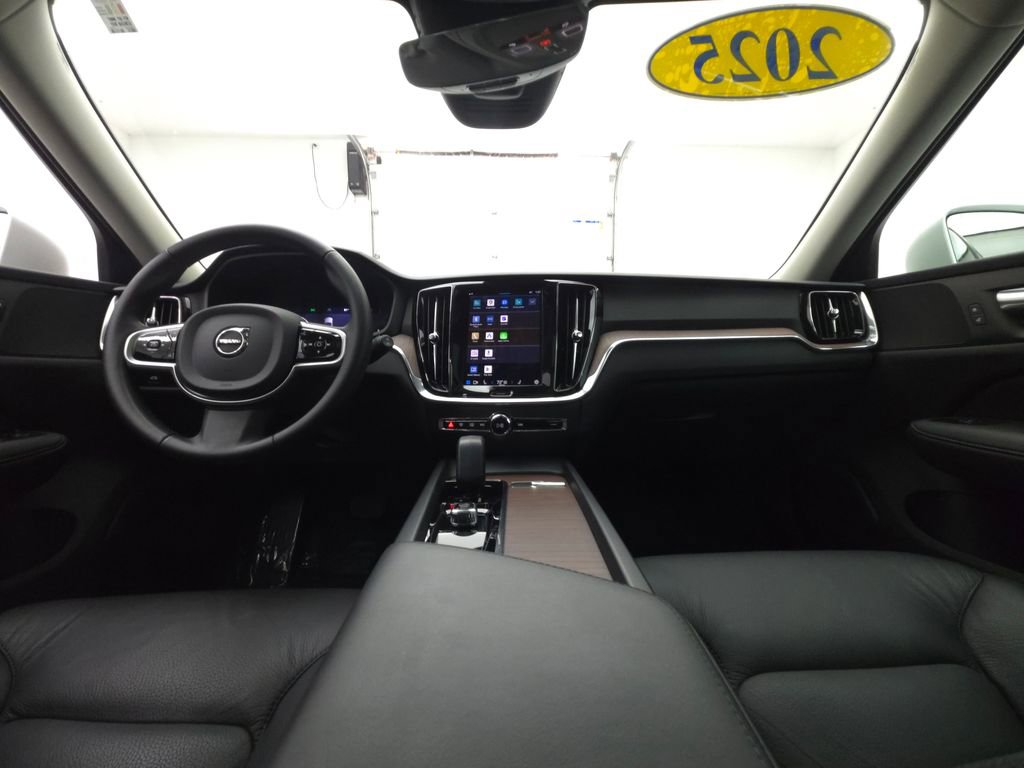 Used 2025 Volvo V60 B5 Cross Country Plus image 3