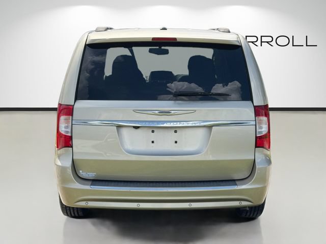 Used 2014 Chrysler Town & Country Touring-L FWD image 4