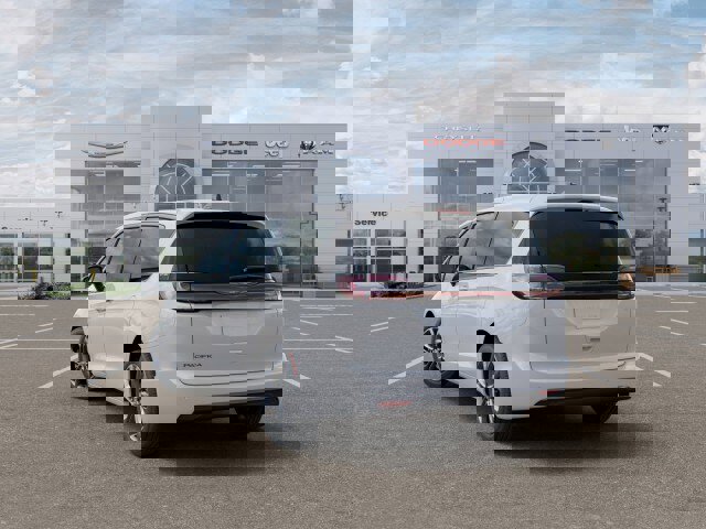 New 2026 Chrysler Pacifica Select image 3