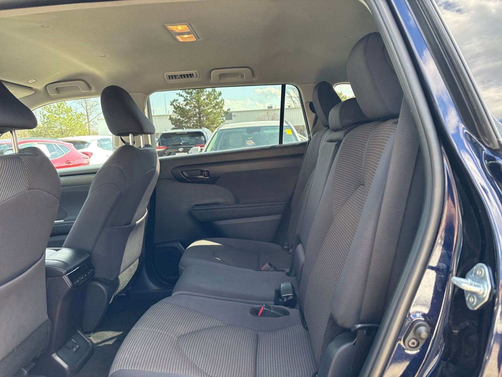 Used 2025 Toyota Highlander LE image 28