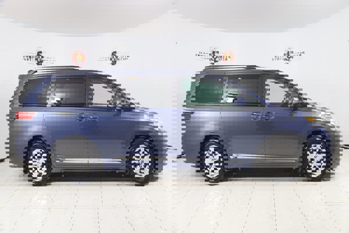 Used 2016 Toyota Sienna LE image 2