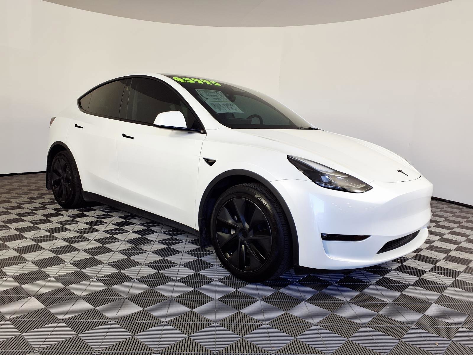 Used 2025 Tesla Model Y Long Range image 3