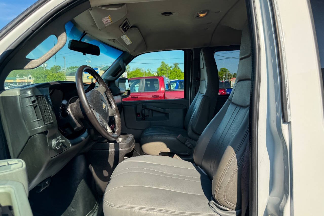 Used 2018 Chevrolet Express 2500 LS w/ Driver Convenience Package RWD image 17