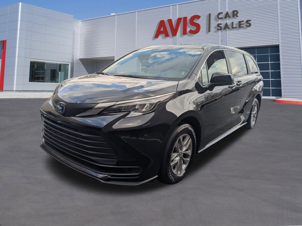 Used 2025 Toyota Sienna LE image 1