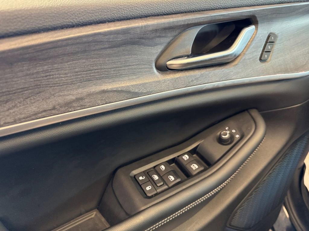 Used 2024 Jeep Grand Cherokee Limited w/ Luxury Tech Group II image 11