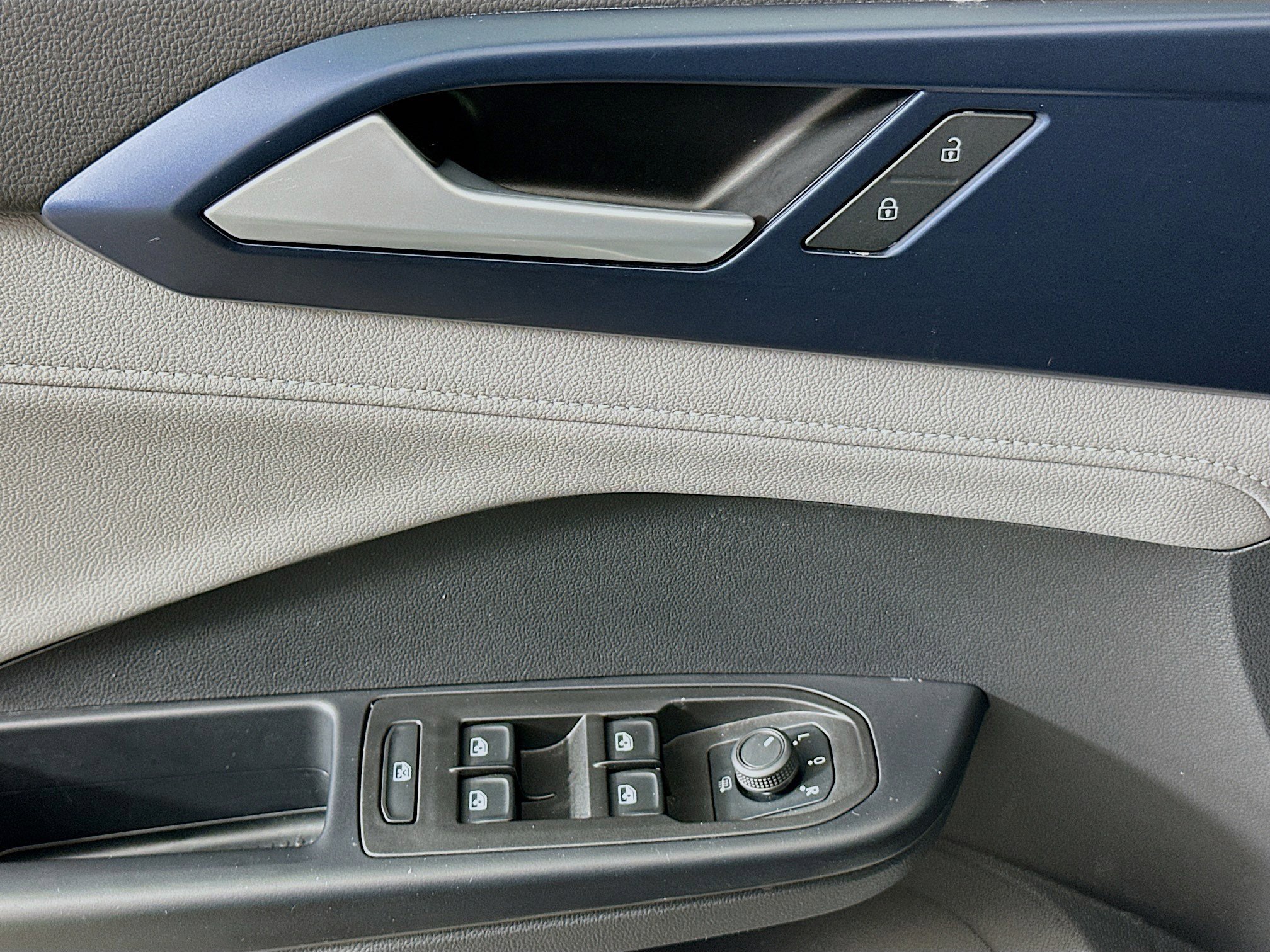 Used 2024 Volkswagen Taos SE image 15