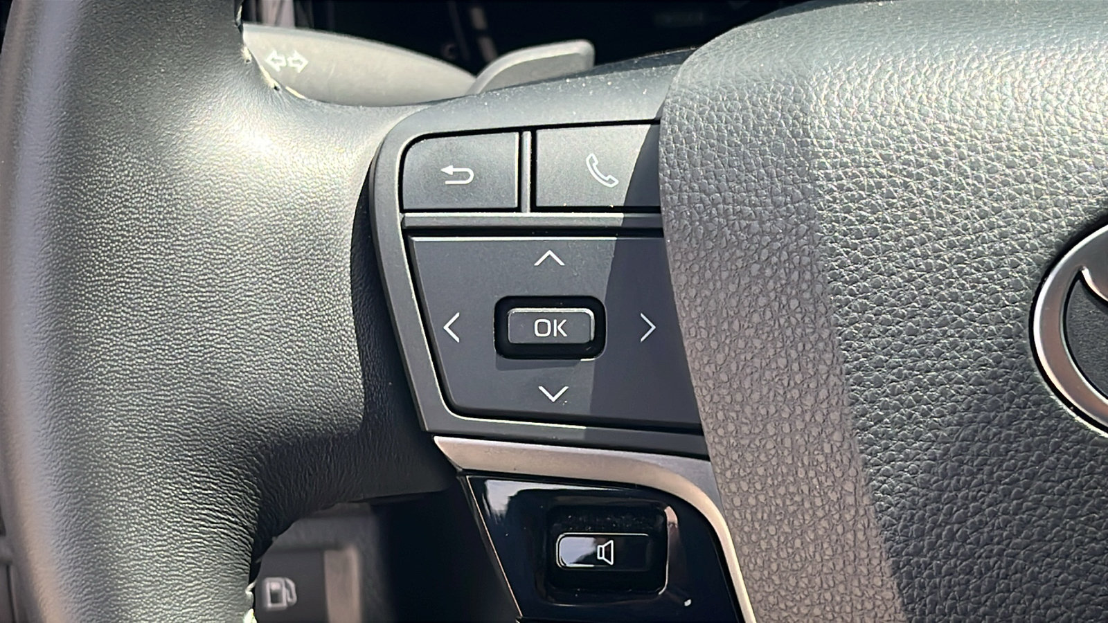 Used 2025 Toyota Camry SE w/ Convenience Package FWD image 16