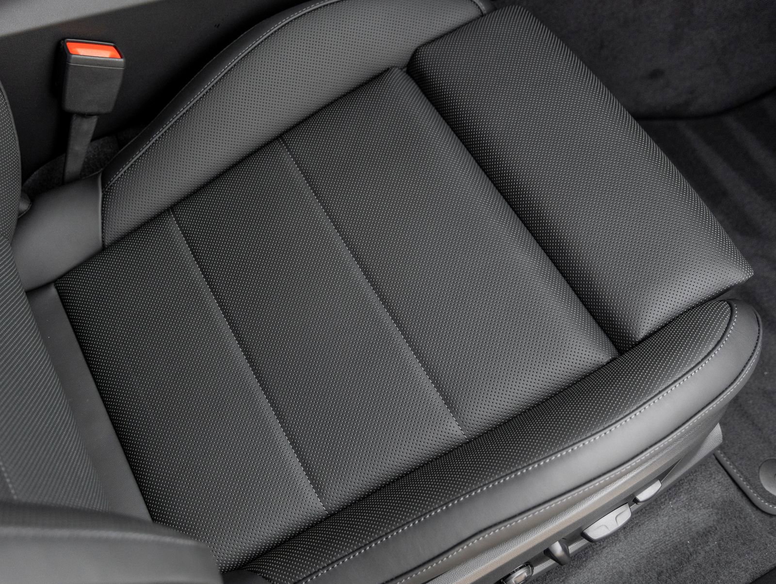 Certified 2025 Porsche Macan Electric image 40