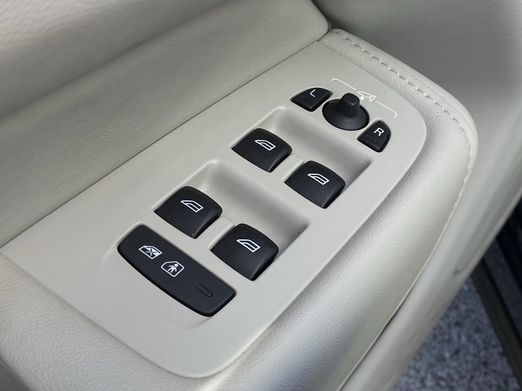 Used 2023 Volvo XC60 B5 Plus w/ Protection Package Premier image 22