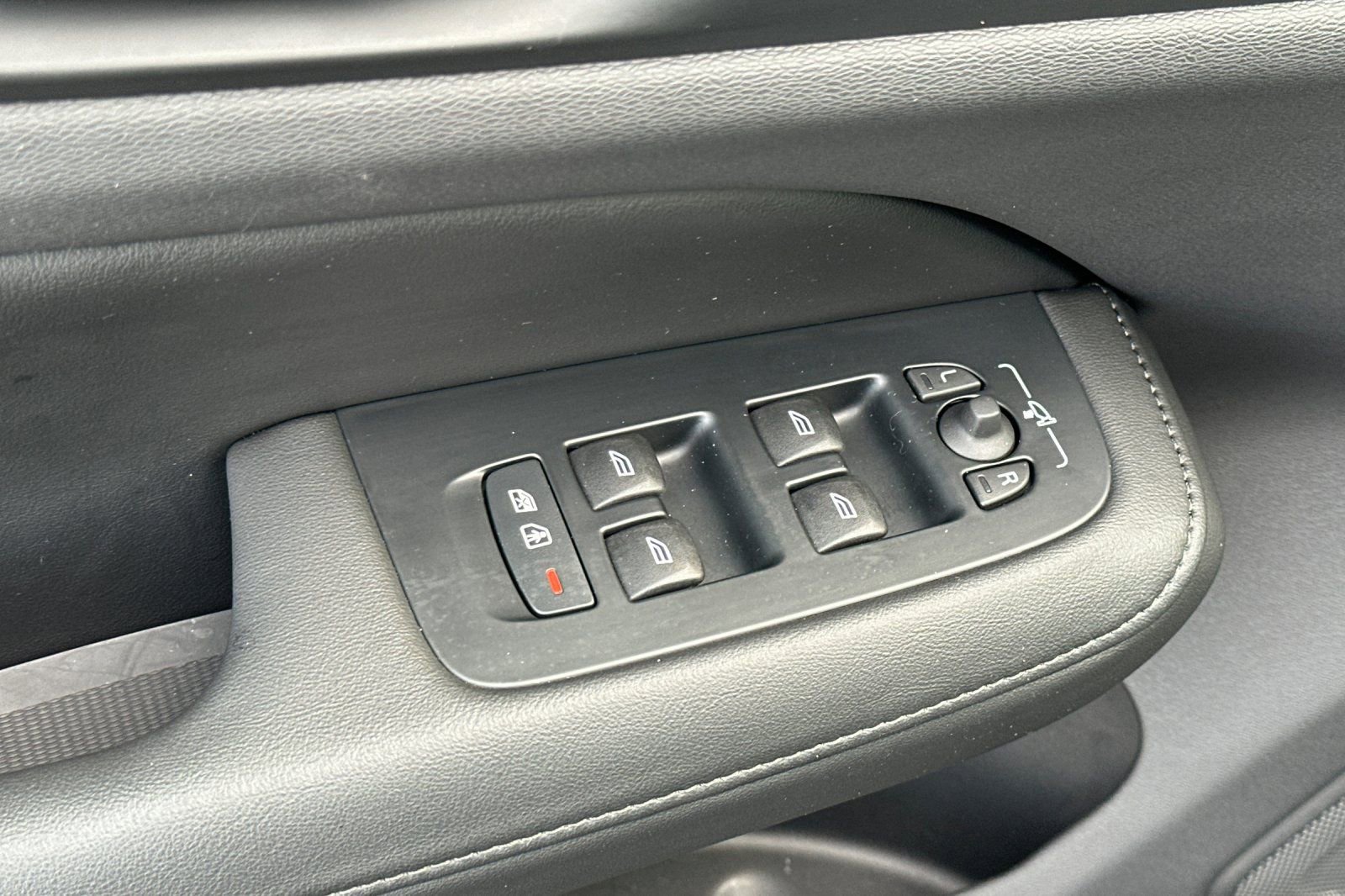 Used 2025 Volvo V60 B5 Cross Country Plus image 11