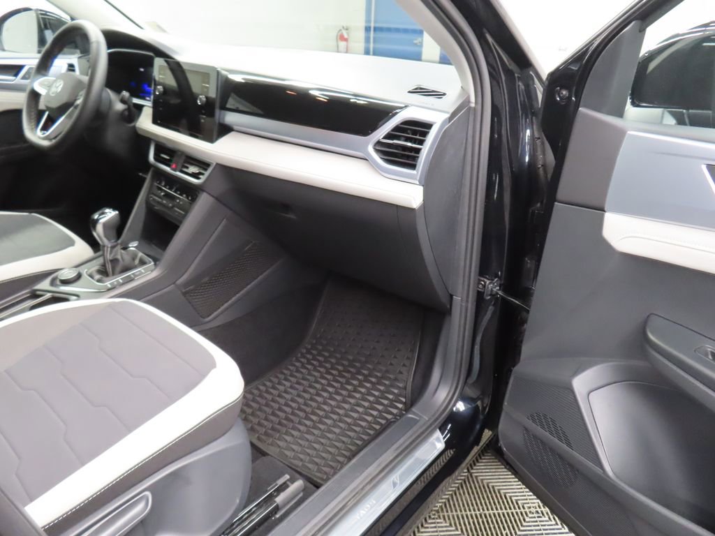 Used 2025 Volkswagen Taos SE AWD/4WD image 28