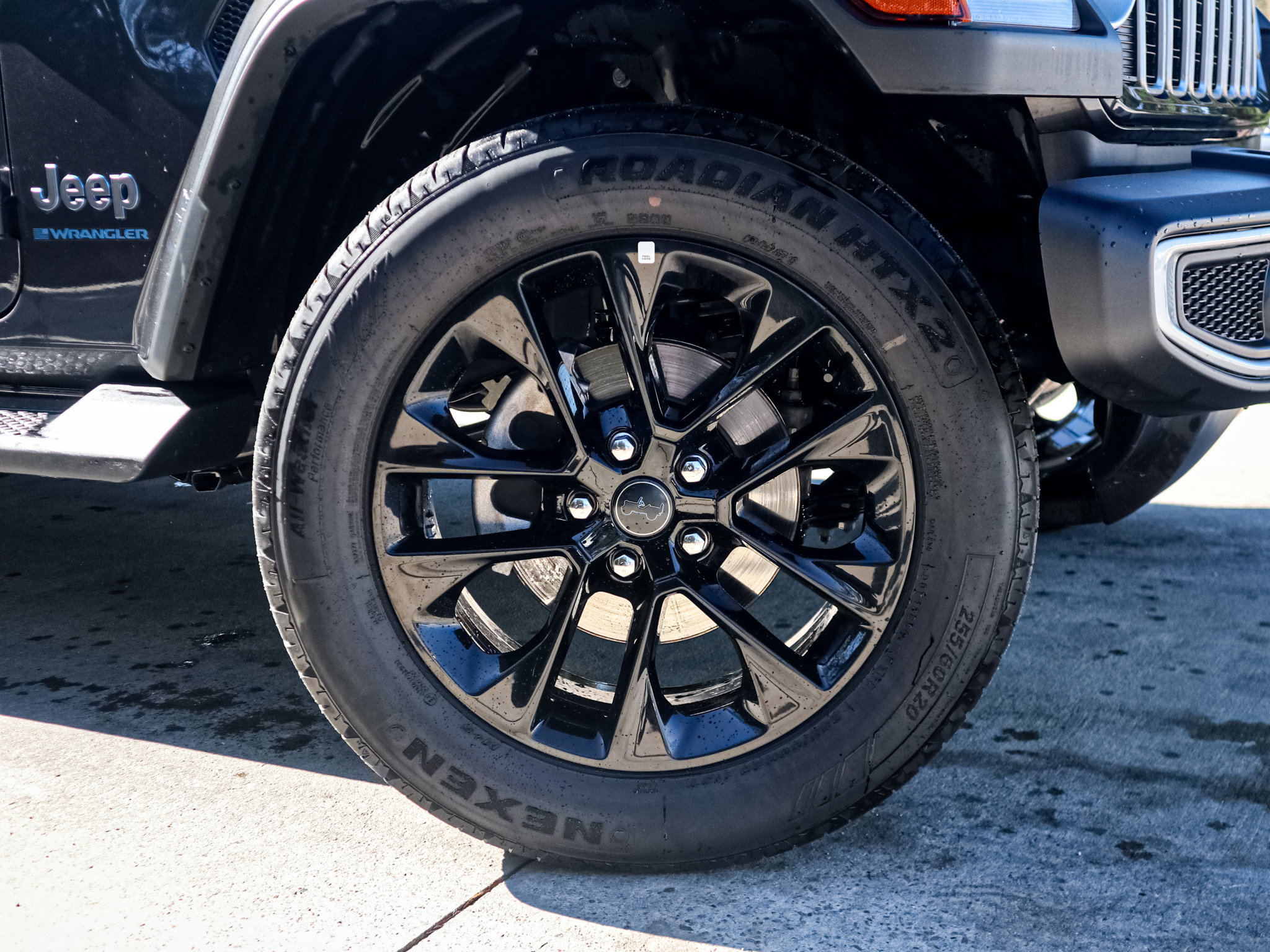 Used 2025 Jeep Wrangler Sahara image 13