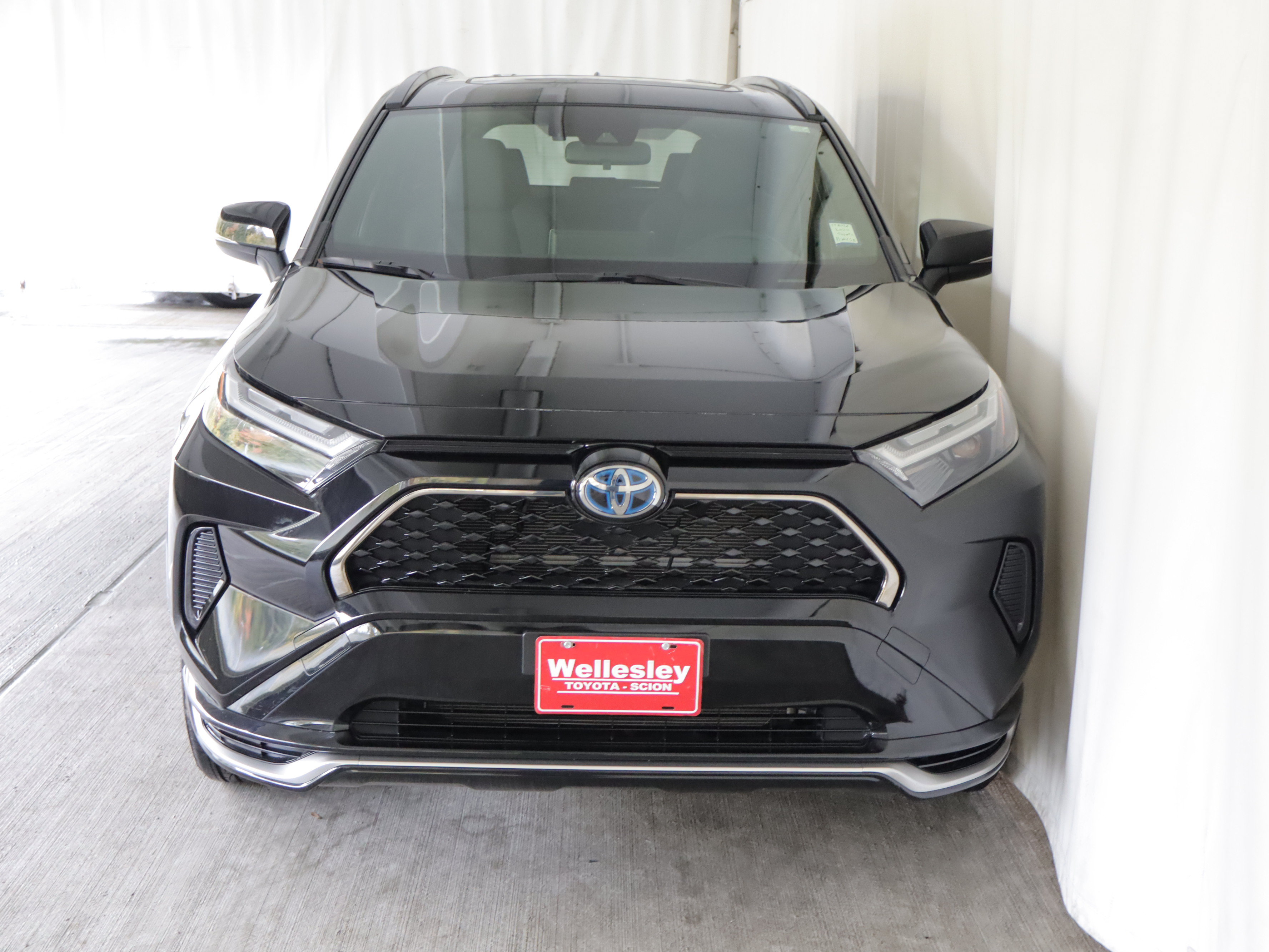 Used 2023 Toyota RAV4 SE w/ Weather & Moonroof Package AWD/4WD image 4