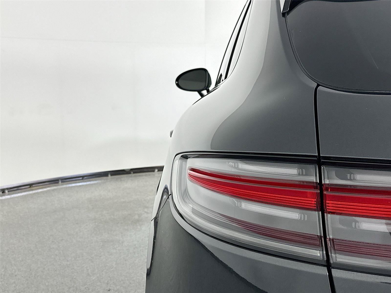 Certified 2025 Porsche Macan AWD/4WD image 16