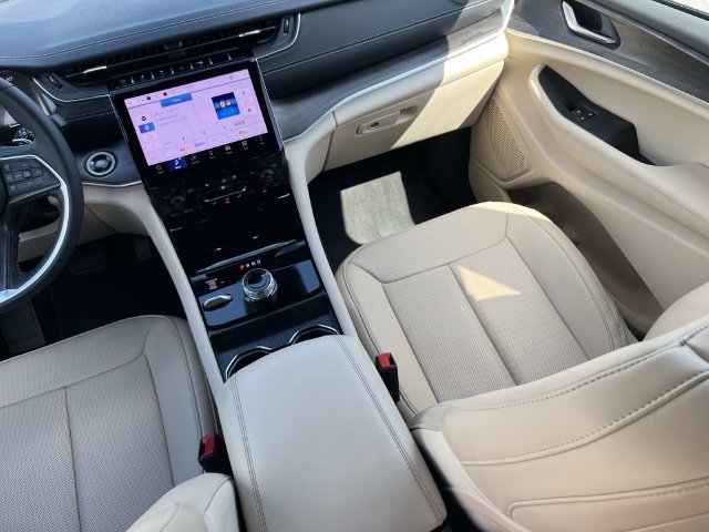 Certified 2025 Jeep Grand Cherokee L Limited w/ Luxury Tech Group II AWD/4WD image 16