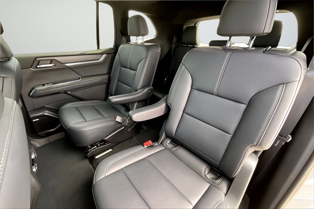 Used 2026 GMC Acadia Elevation w/ Elevation Premium Package FWD image 18