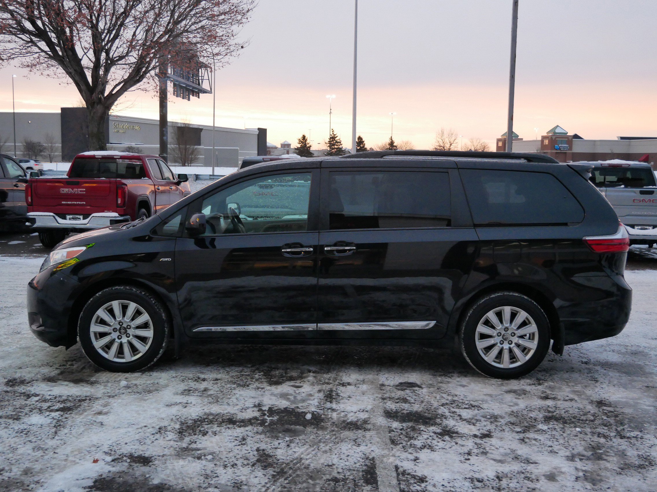 Used 2017 Toyota Sienna XLE image 6