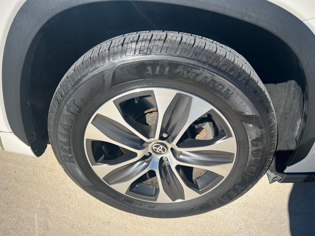 Used 2020 Toyota Highlander XLE image 25