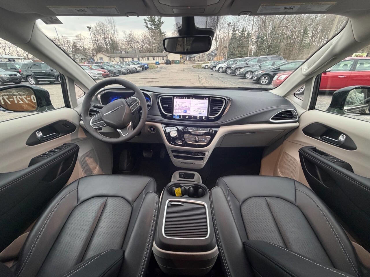 Used 2024 Chrysler Pacifica Touring-L FWD image 19
