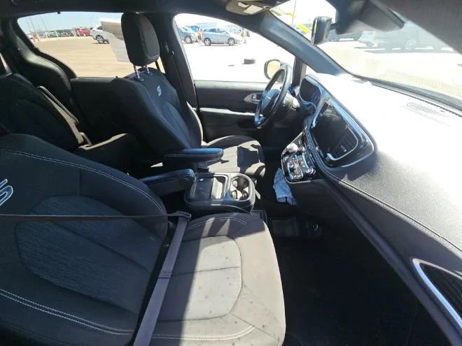 Used 2021 Chrysler Pacifica Touring w/ Uconnect Theater Family Group FWD image 12